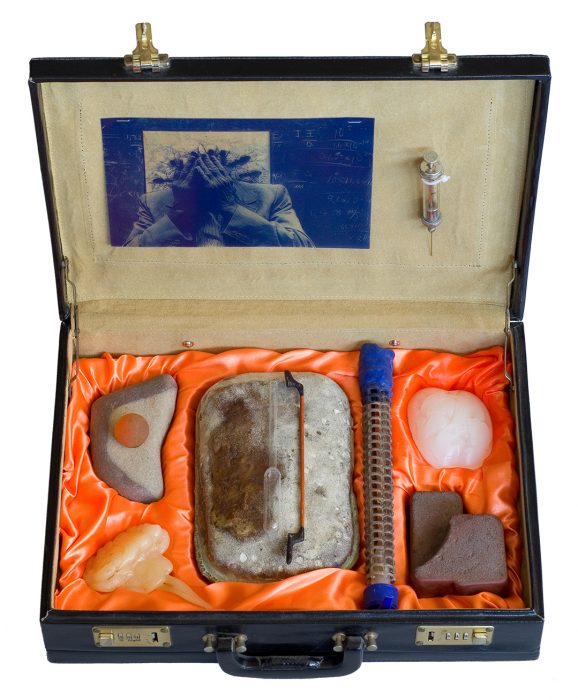 Agent Orange, Koffer mit Objekten von Stefan Zoellner