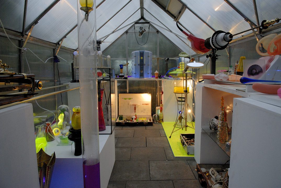 Das Labor, Objekt- und Licht-Installation in einem Gewächshaus, von Stefan Zöllner