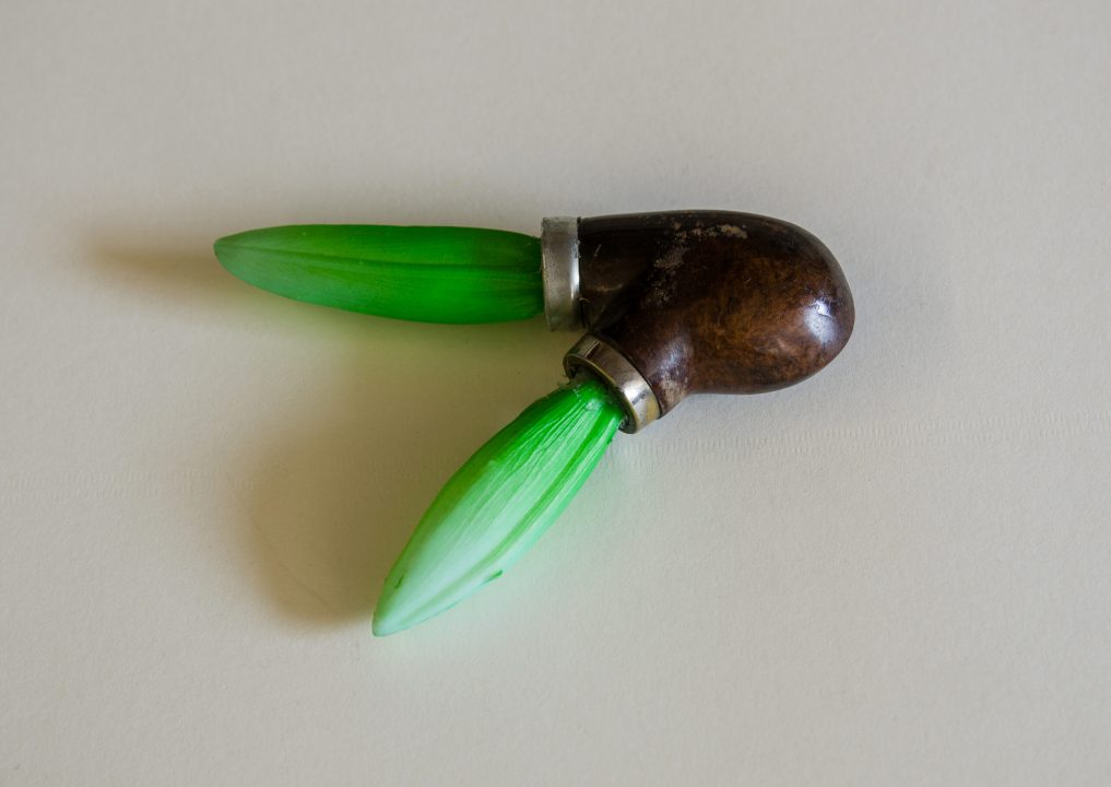 pipe sprout, Objekt von Stefan Zöllner, Neongrüne Plastikknospen, Pfeifenkopf