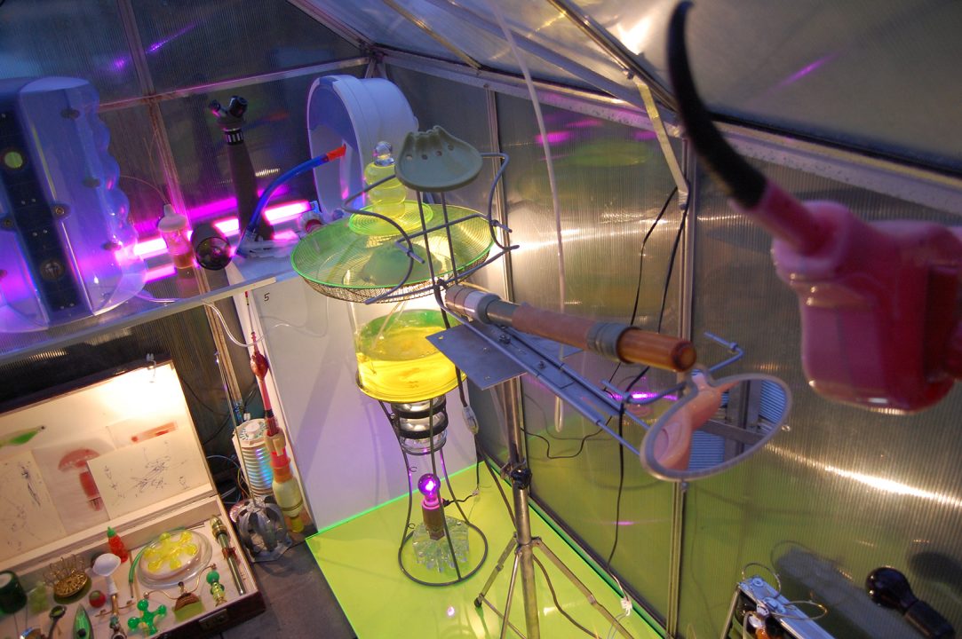Das Labor, Objekt- und Licht-Installation in einem Gewächshaus, von Stefan Zöllner