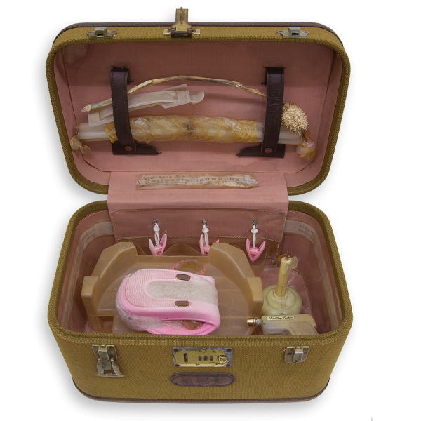 DDR-Duft, Koffer mit Objekten von Stefan Zoellner