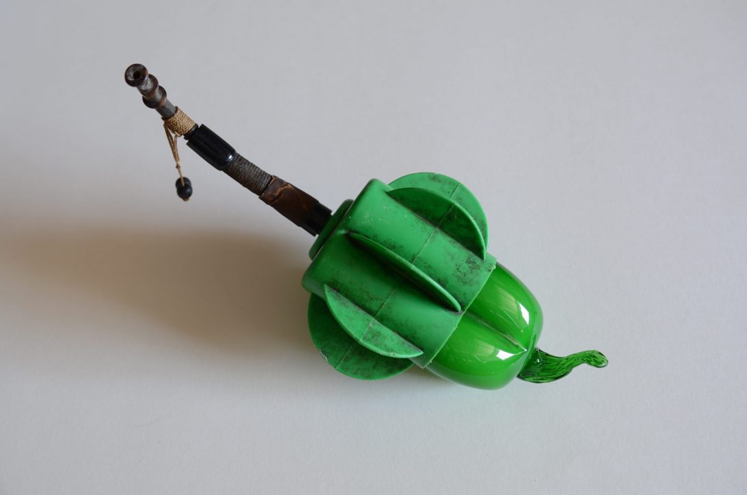Green Pepper, Objekt von Stefan Zöllner, Grüne Paprika aus Glas, Plastikteil, Pfeifenstiel